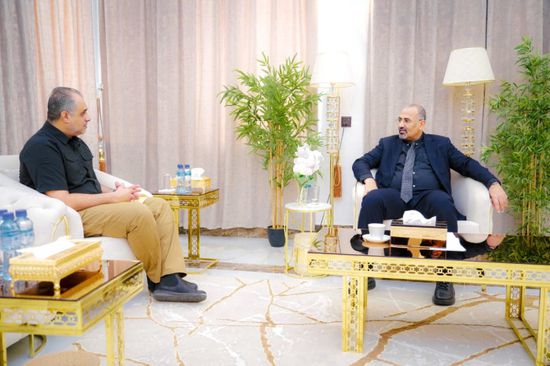 الرئيس الزُبيدي يتابع تطورات مشاريع صندوق صيانة الطرق