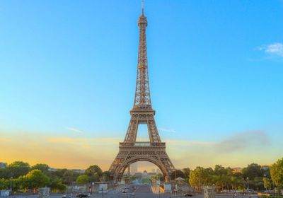 بسبب إنذار أمني.. الشرطة الفرنسية تعلن إخلاء برج إيفل