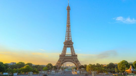 بسبب إنذار أمني.. الشرطة الفرنسية تعلن إخلاء برج إيفل