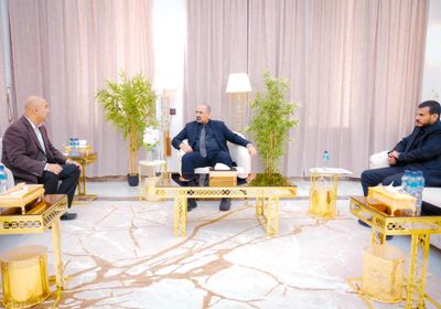 الرئيس الزُبيدي يبحث تحرير منظومة الاتصالات من الحوثي