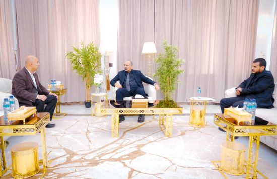 الرئيس الزُبيدي يبحث تحرير منظومة الاتصالات من الحوثي