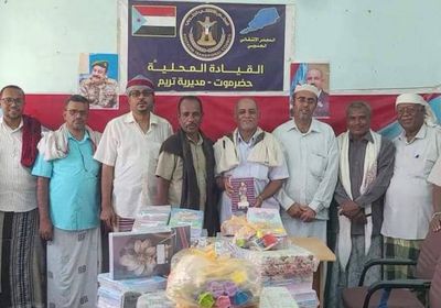 انتقالي تريم يوزع أدوات مدرسية على طلاب المديرية