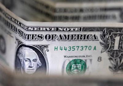 الدولار يتعافى مسجلًا بعض المكاسب