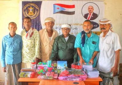 انتقالي حجر يوزع مستلزمات دراسية على الطلاب المستحقين