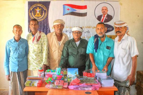 انتقالي حجر يوزع مستلزمات دراسية على الطلاب المستحقين