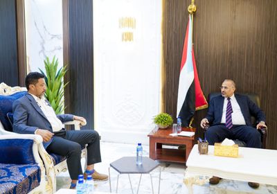 الرئيس الزُبيدي يوجه القيادات المحلية لـ"انتقالي أبين" بتطبيع الحياة