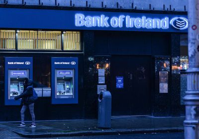 عطل في بنك إيرلندا يتيح سحب مبالغ غير موجودة