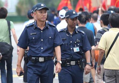 شرطة سنغافورة تعتقل 10 أجانب بتهمة التزوير