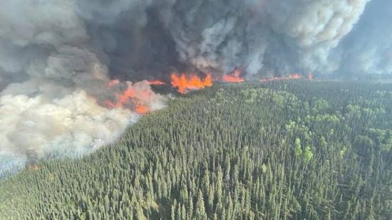 حرائق ضخمة تجبر السلطات الكندية لإصدار مزيداً من أوامر الإخلاء