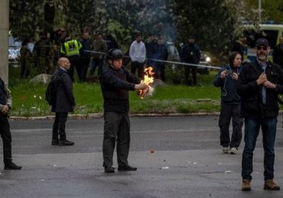 امرأة تمنع حرق المصحف في السويد