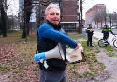 هولندي يمزق "المصحف" أمام السفارة التركية بلاهاي