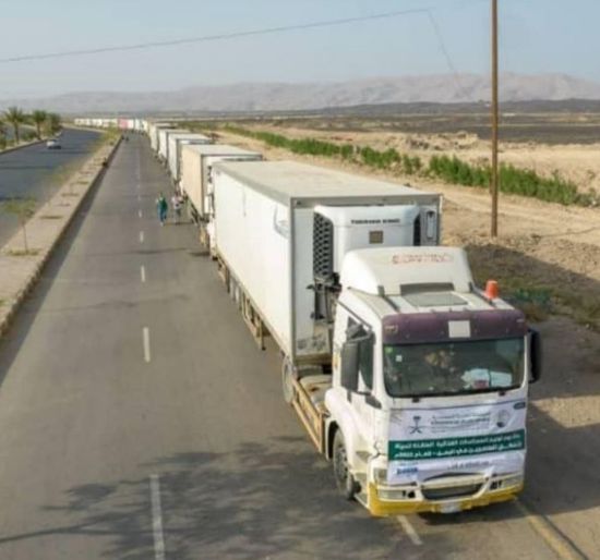 100 شاحنة إغاثة سعودية تعبر منفذ الوديعة