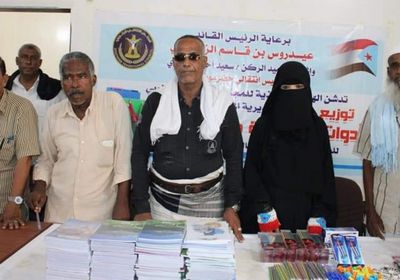 الانتقالي يوزع أدوات مدرسية على 1500 طالب في المكلا