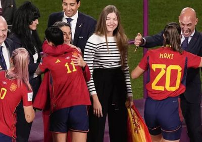 غضب في إسبانيا بسبب قبلة رئيس الاتحاد للاعبة