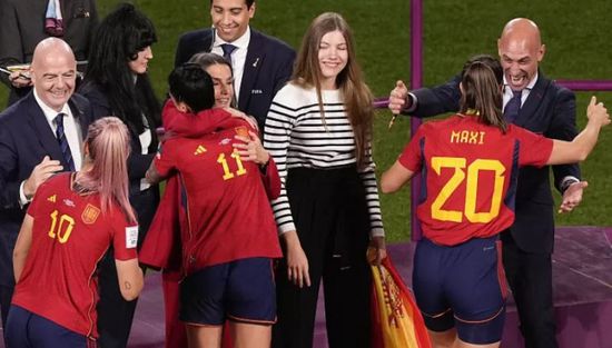 غضب في إسبانيا بسبب قبلة رئيس الاتحاد للاعبة
