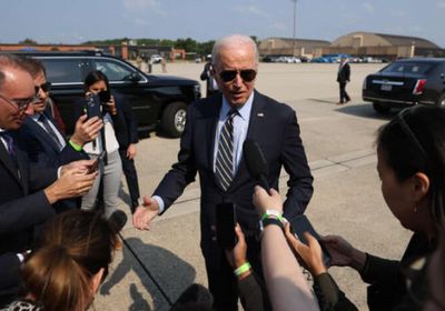 بايدن يتفقد دمار الحرائق بـ "هاواي"
