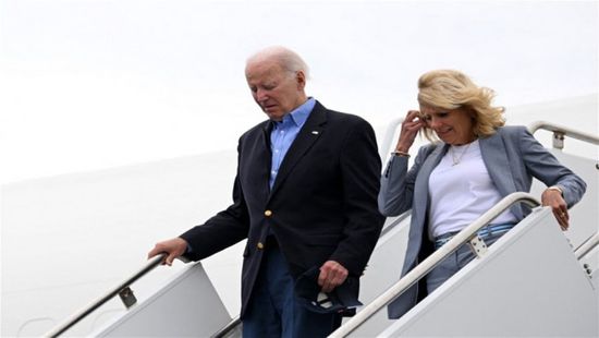 الرئيس الأمريكي يغفو أثناء لقائه ضحايا حرائق هاواي