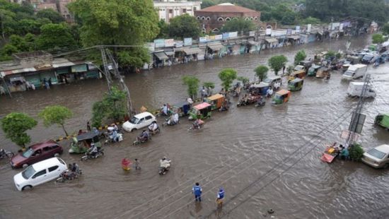 إجلاء 100 ألف شخص بعد فيضانات شرق باكستان