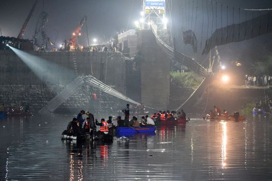 مقتل 17 شخصًا بعد انهيار جسر بالهند