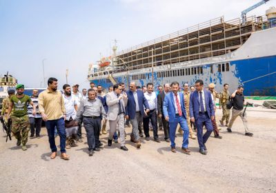 الرئيس الزُبيدي يتفقد أعمال رفع السفن الجانحة بالميناء