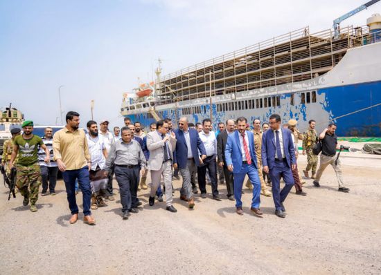 الرئيس الزُبيدي يتفقد أعمال رفع السفن الجانحة بالميناء