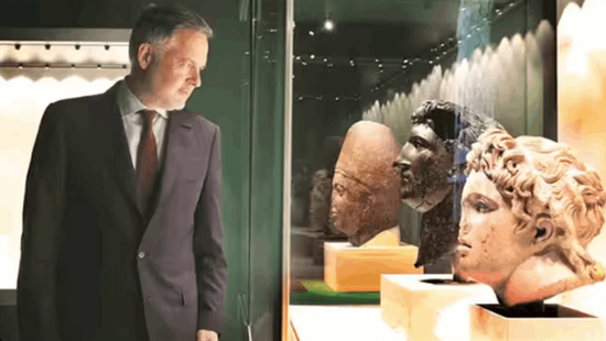 بعد سلسلة سرقات.. مدير "المتحف البريطاني" يتقدم باستقالته