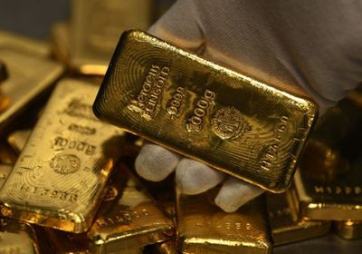 تراجع أسعار العقود الآجلة للذهب