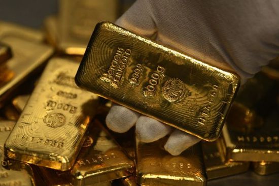 تراجع أسعار العقود الآجلة للذهب