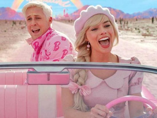 فيلم Barbie يتصدر المركز الأول في سباق الإيرادات