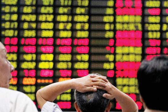 المستثمرون يبيعون 10.7 مليار دولار من الأسهم الصينية