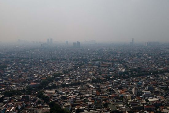 سكان جاكرتا يعودون إلى العمل من المنزل بسبب تلوث الهواء