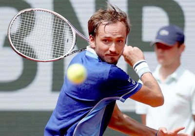 ميدفيديف يستهدف تعطيل ألكاراز وديوكوفيتش