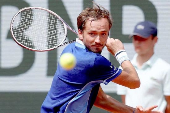 ميدفيديف يستهدف تعطيل ألكاراز وديوكوفيتش