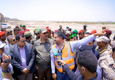 الرئيس الزُبيدي يتفقد أعمال بناء سد وادي حسان في أبين