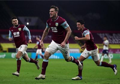 ثنائية كاش تهدي أستون فيلا الفوز على بيرنلي