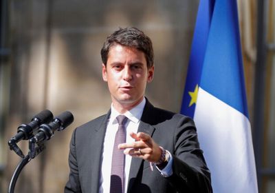 وزير التربية الفرنسي يمنع ارتداء "العباءات" بالمدارس