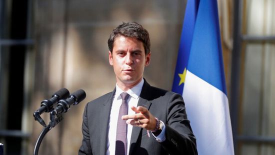 وزير التربية الفرنسي يمنع ارتداء "العباءات" بالمدارس