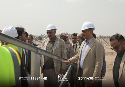 الرئيس الزُبيدي يتفقد مشروع محطة الطاقة الشمسية في عدن