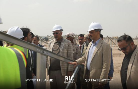 الرئيس الزُبيدي يتفقد مشروع محطة الطاقة الشمسية في عدن