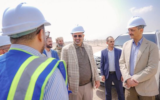 الرئيس الزُبيدي يثمن سرعة العمل بالمحطة الشمسية الإماراتية
