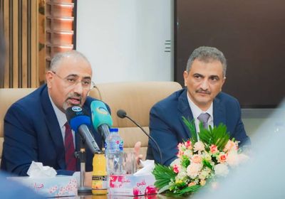 الرئيس الزُبيدي يفتتح مركز تنمية الإيرادات في عدن
