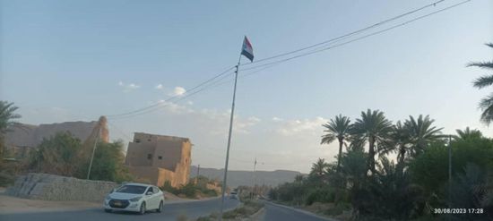 مع وصول السفير الأمريكي.. علم الجنوب يزين شوارع سيئون