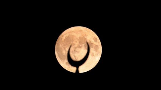 لحطات نادرة لظهور "القمر الأزرق العملاق"