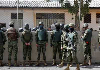 سجناء يحتجزون 57 حارسا وشرطيا في الإكوادور