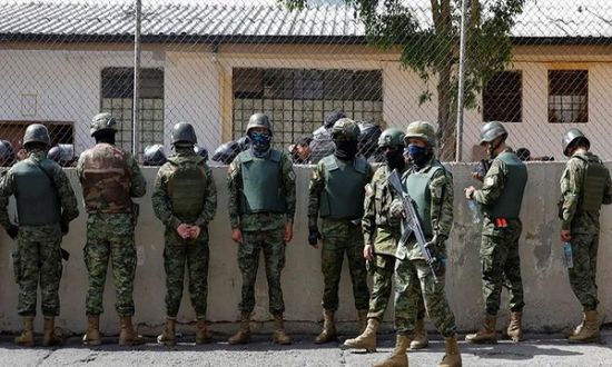 سجناء يحتجزون 57 حارسا وشرطيا في الإكوادور