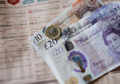 الإسترليني ينخفض أمام اليورو والدولار اليوم