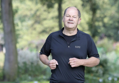 إصابة المستشار الألماني شولتس بكدمات في الوجه