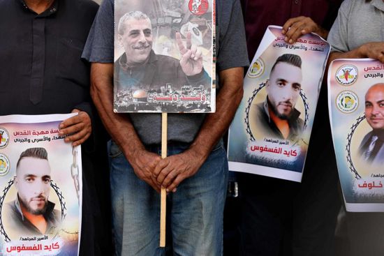 الأسرى الفلسطينيون يقررون الإضراب عن الطعام منتصف الشهر الجاري