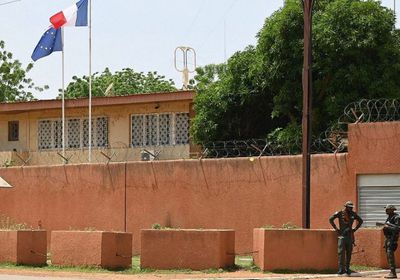 فرنسا تكشف سبب إبقاء سفيرها بالنيجر