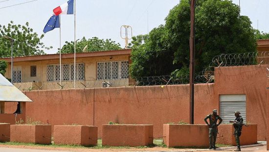 فرنسا تكشف سبب إبقاء سفيرها بالنيجر